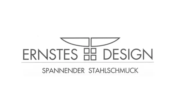 Ein minimalistisches Logo in Schwarz und Weiß. Es zeigt den Schriftzug „ERNSTES DESIGN“ über „SPANNENDER STAHLMSCHMUCK“ und eine stilisierte grafische Darstellung darüber.