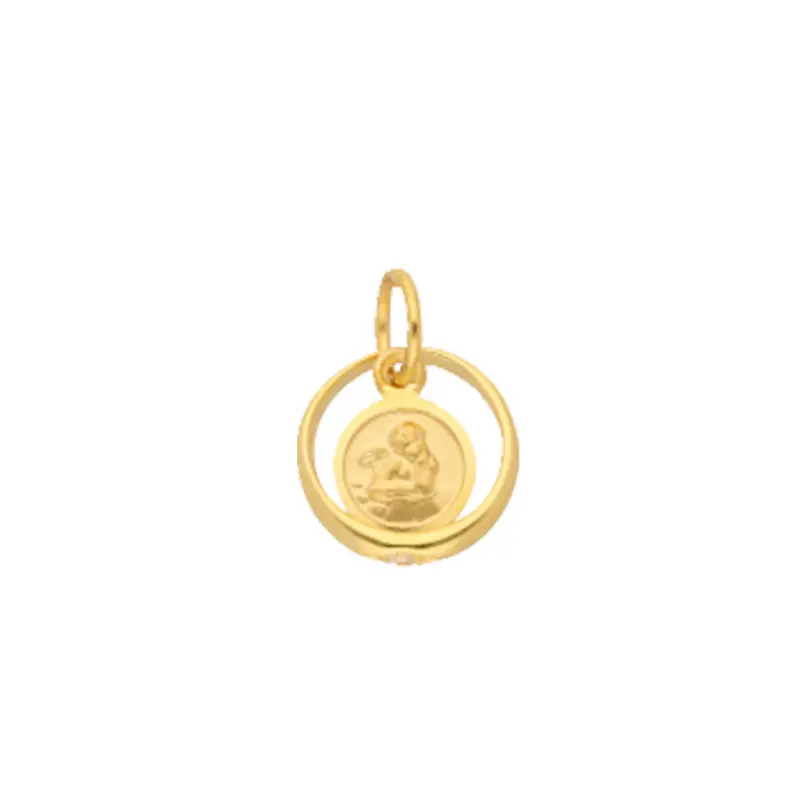 Ein goldener Anhänger in runder Form mit einem zentralen Motiv, das eine sitzende Figur zeigt. Der Anhänger hat eine Schlaufe für eine Kette.