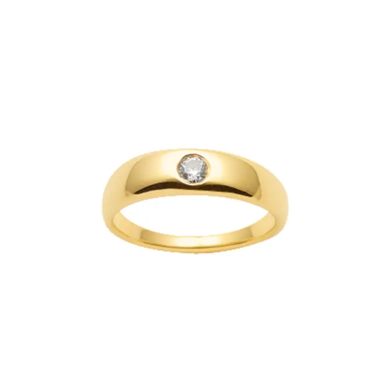 Ein goldener Ring mit einem schlichten Design und einem zentralen, runden Diamanten in der Mitte. Der Ring hat eine glänzende Oberfläche.
